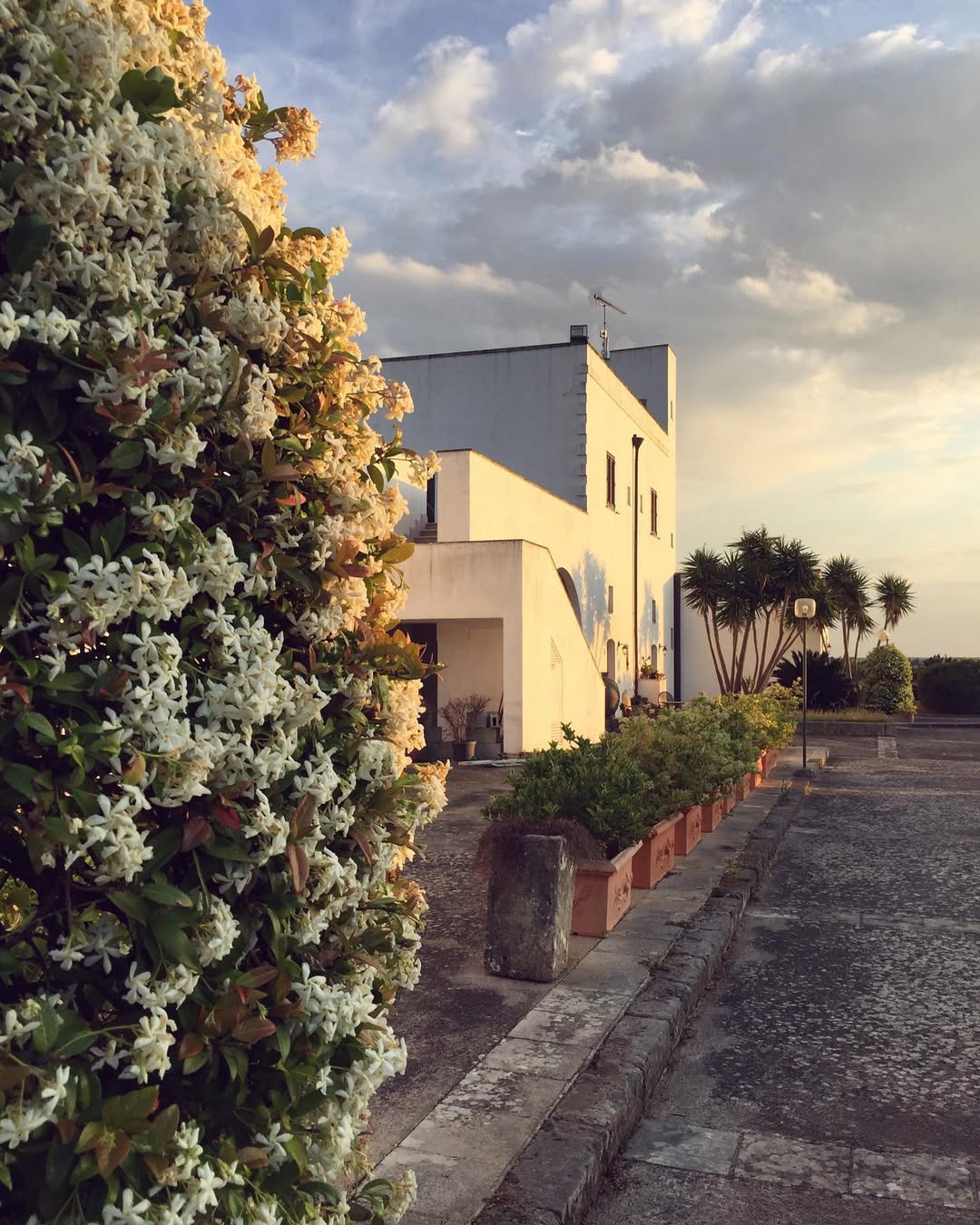 La masseria da fuori al tramonto